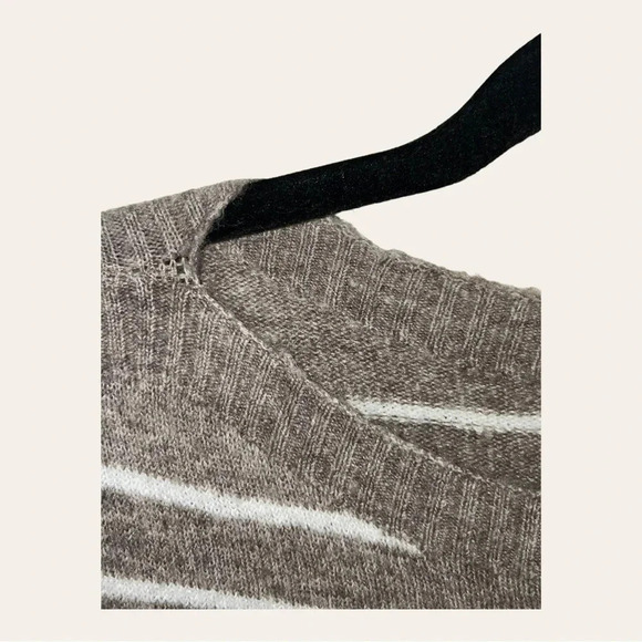 0120W. ABERCROMBIE AND FITCH LONG SLEEVE‎ SWEATER WITH POCKETS SIZE SMALL - Picture 6 of 13